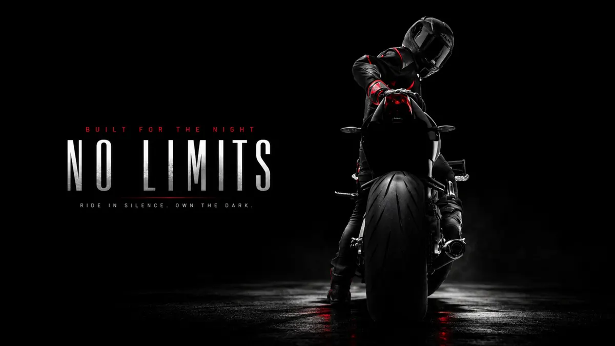Un motard portant un casque assis sur une moto sombre avec des accents rouges sur un fond noir avec du texte blanc.