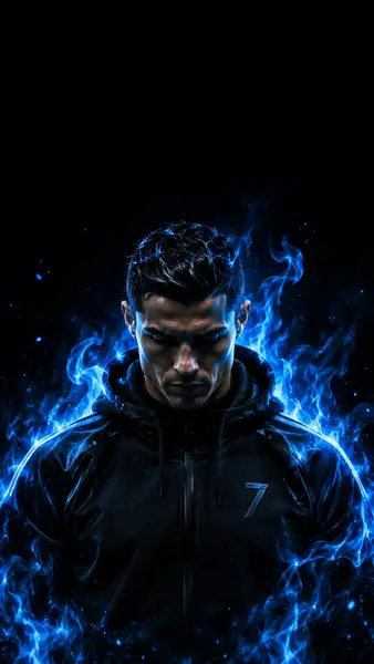 Cristiano Ronaldo kijkt vooruit terwijl hij een zwarte hoodie met het nummer zeven draagt, gehuld in gloeiende blauwe vlammen.