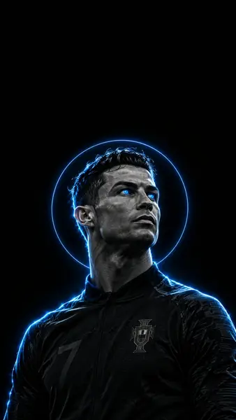 Cristiano Ronaldo kijkt omhoog met gloeiende blauwe ogen en een cirkelvormige blauwe lichtkrans achter zijn hoofd in een donker portret.