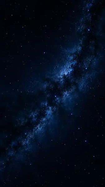 Una vista verticale di un cielo notturno blu scuro con un denso ammasso di stelle luminose che formano una scia galattica.
