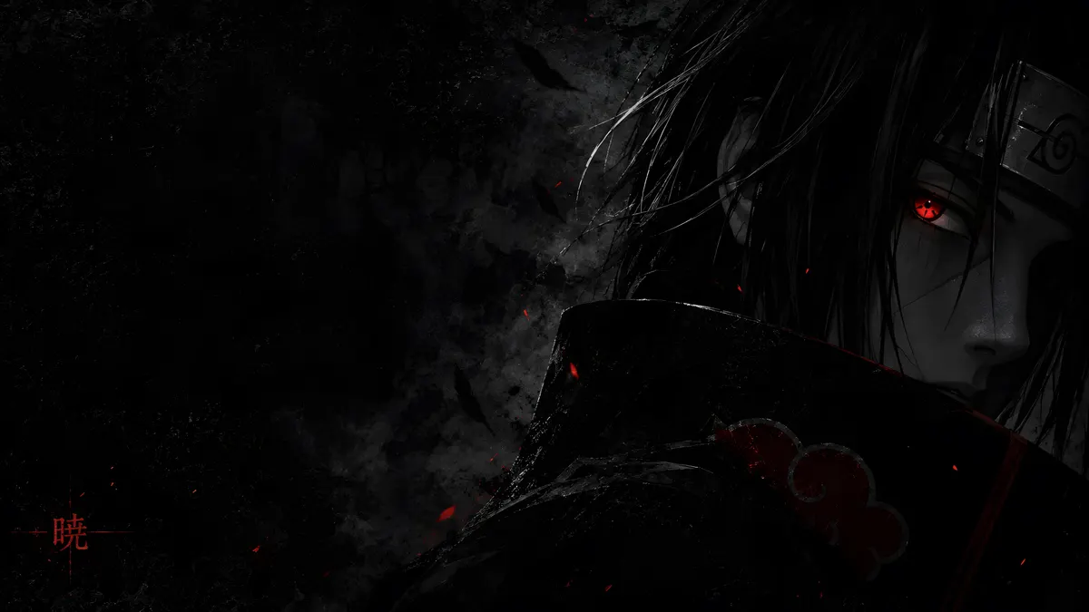 Itachi Uchiha con cabello oscuro y un ojo rojo brillante, vistiendo una capa negra con patrones de nubes rojas en un entorno oscuro.