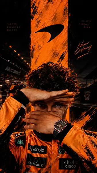 Lando Norris indossa una tuta da gara McLaren arancione con le mani che incorniciano il viso su uno sfondo scuro con texture di vernice arancione.