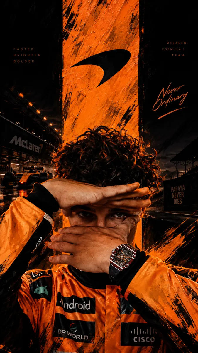 Lando Norris vestindo um traje de corrida laranja da McLaren com as mãos emoldurando seu rosto contra um fundo escuro com texturas de tinta laranja.