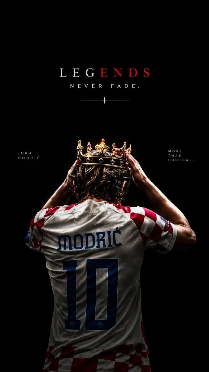 Luka Modrić يظهر من الخلف مرتدياً قميص كرواتيا رقم 10 وتاجاً على رأسه.