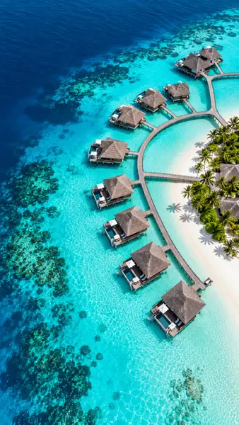 Luftaufnahme von Bungalows über dem Wasser auf den Malediven Hintergrundbild wallpaper