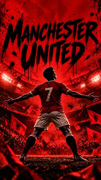 빨간색 7번 유니폼을 입은 축구 선수가 빨간색 조명과 Manchester United 텍스트가 있는 경기장에서 양팔을 벌리고 서 있습니다.