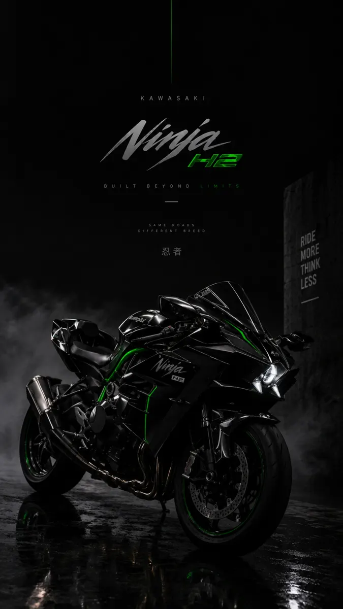 Motocicleta negra Kawasaki Ninja H2 estacionada sobre una superficie oscura y mojada con reflejos verdes y texto de marca arriba.