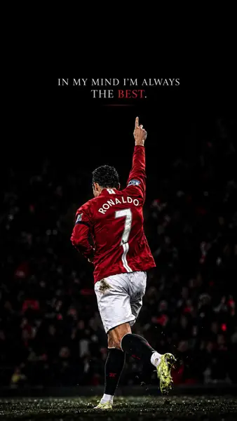Cristiano Ronaldo van achteren gezien, dragend een rood Manchester United shirt met nummer 7, wijzend met zijn vinger omhoog op een donker veld.