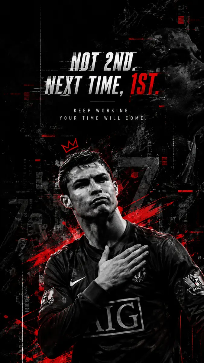 Cristiano Ronaldo con una camiseta negra del Manchester United con la mano en el pecho sobre un fondo oscuro con texto rojo.